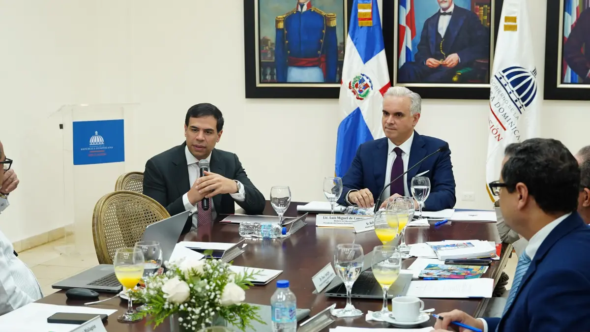 Roberto Ángel presenta El Poder de las Buenas Palabras ante Consejo Nacional de Educación