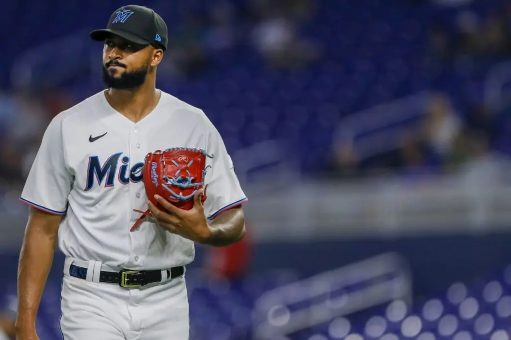 Sandy Alcántara consigue su tercera victoria de la temporada