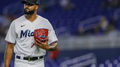 Sandy Alcántara consigue su tercera victoria de la temporada