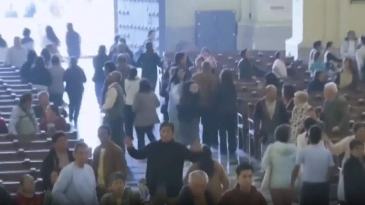 Video: personas huyen de una iglesia tras terremoto en misa