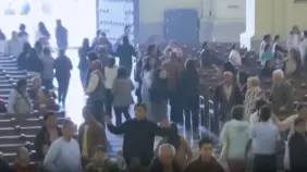Video: personas huyen de una iglesia tras terremoto en misa