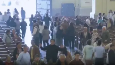 Video: personas huyen de una iglesia tras terremoto en misa