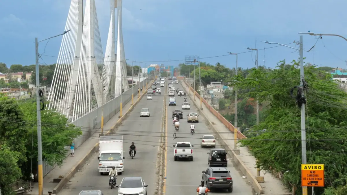 Tránsito restablecido en puente de la 17 tras incidente con postes de iluminación