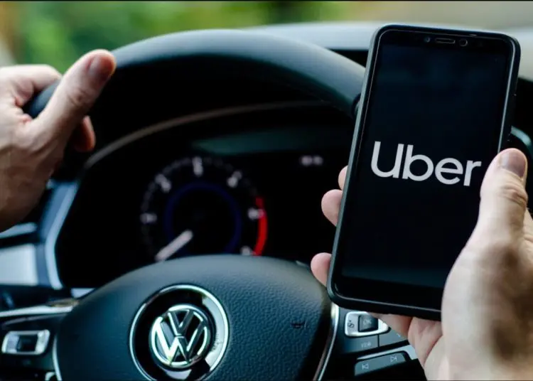 Joven denuncia conductor de Uber trató de intimidarla para que abandonara el servicio que ya estaba pago