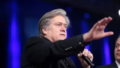 Bannon pide a Trump investigar a Musk y aboga por su deportaci&oacute;n inmediata