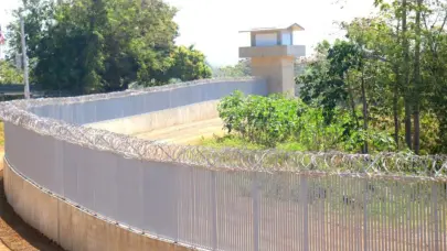 Ministros de la Presidencia y de Defensa inician obras de la segunda fase de la valla perimetral en Dajabón