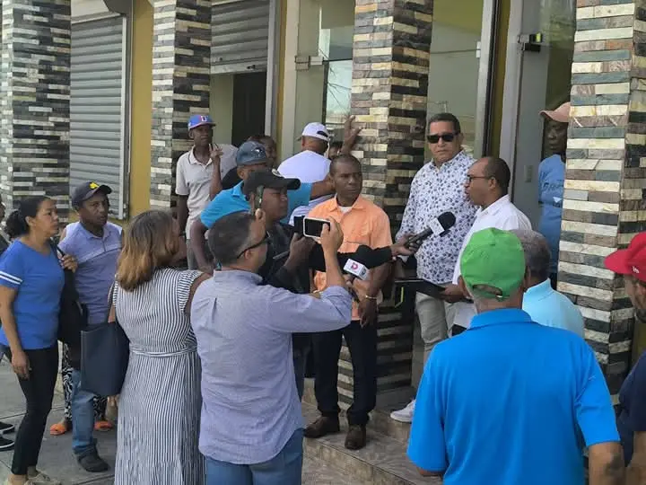 Unión de Juntas de Vecinos de Sánchez exige solución a fallas eléctricas ante oficinas de EDENORTE