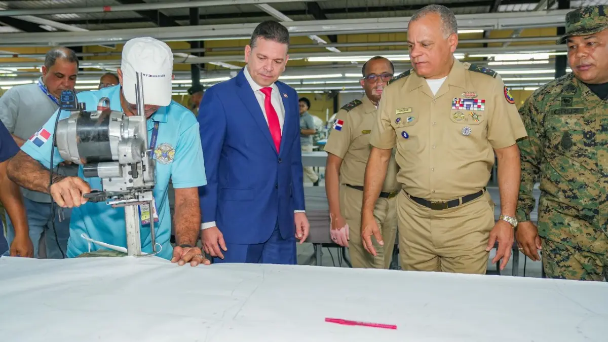 Ministro de Defensa supervisa modernización de planta textil de la Industria Militar Dominicana en Bonao