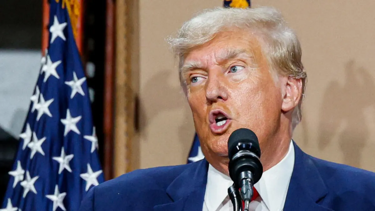 Senador por California removido y esposado de conferencia del Gobierno Trump por redadas