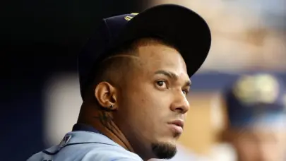 Wander Franco llega al Palacio de Justicia de Puerto Plata y env&iacute;a mensaje de tranquilidad a sus fan&aacute;ticos