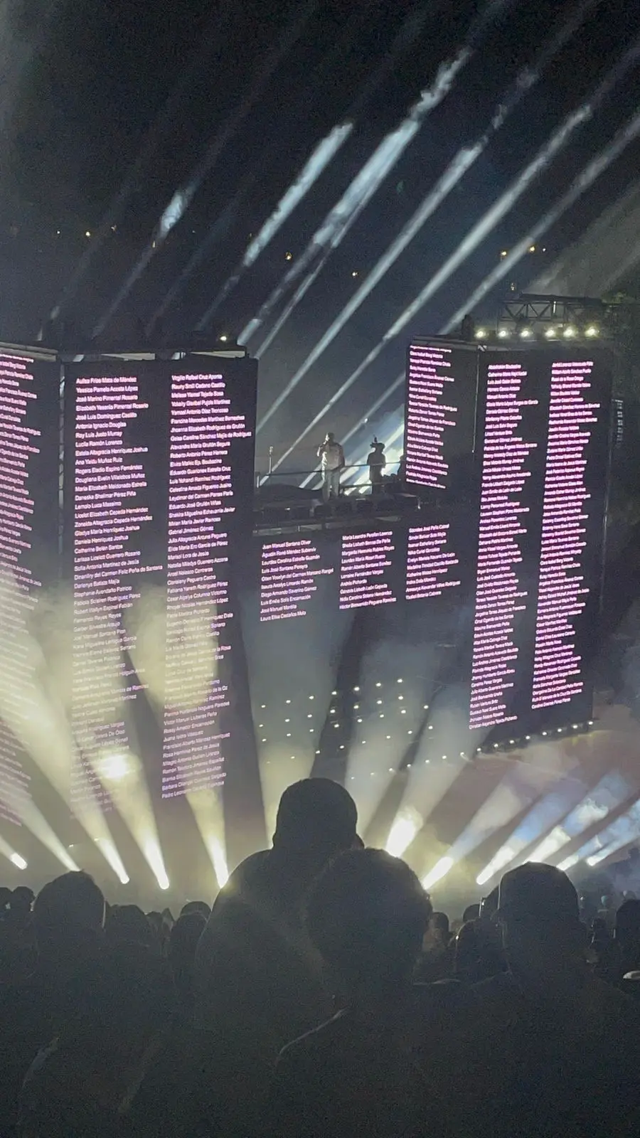 Eladio Carrión rinde homenaje a las víctimas del Jet Set en Altos de Chavón