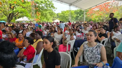 Betty Ger&oacute;nimo agasaja a las madres en Santo Domingo Norte