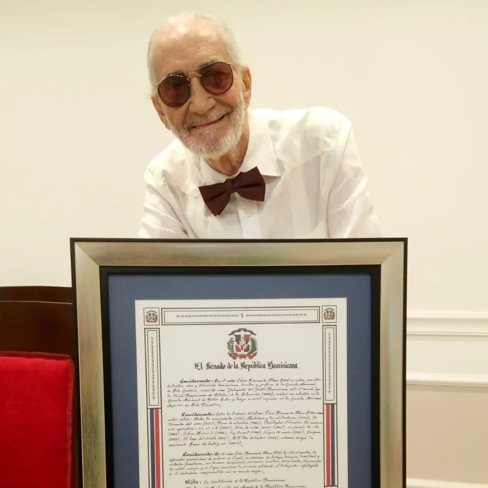 Entregan reconocimiento a César Olmos por sus aportes al desarrollo de teatro y la cultura nacional