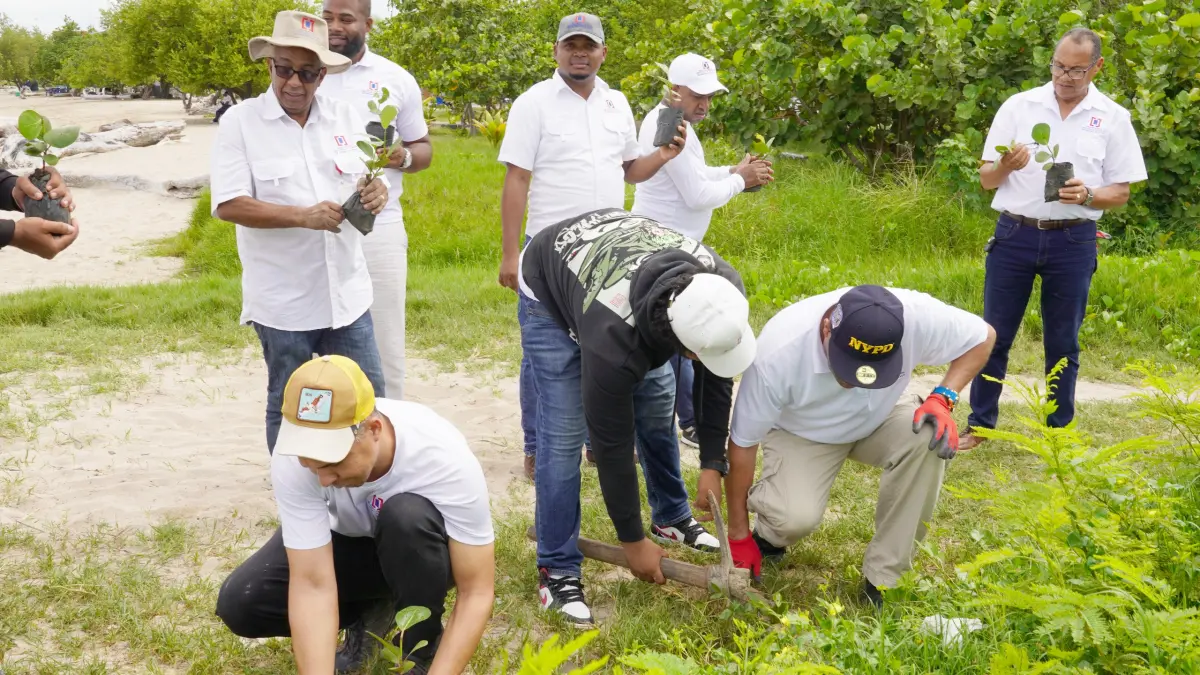 UTECT y Medio Ambiente realizan jornada de limpieza y siembra de árbol en playa El Faro SPM