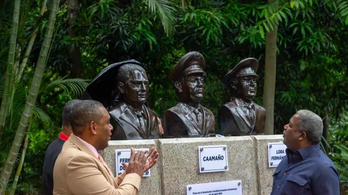 Develan bustos en honor a Caamaño, Fernández Domínguez, Lora y Peña Gómez en El Salvador