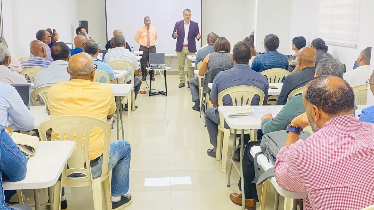 Presidente de la JCE, Román Jáquez, supervisa diplomado electoral en escuela de la Fuerza del Pueblo