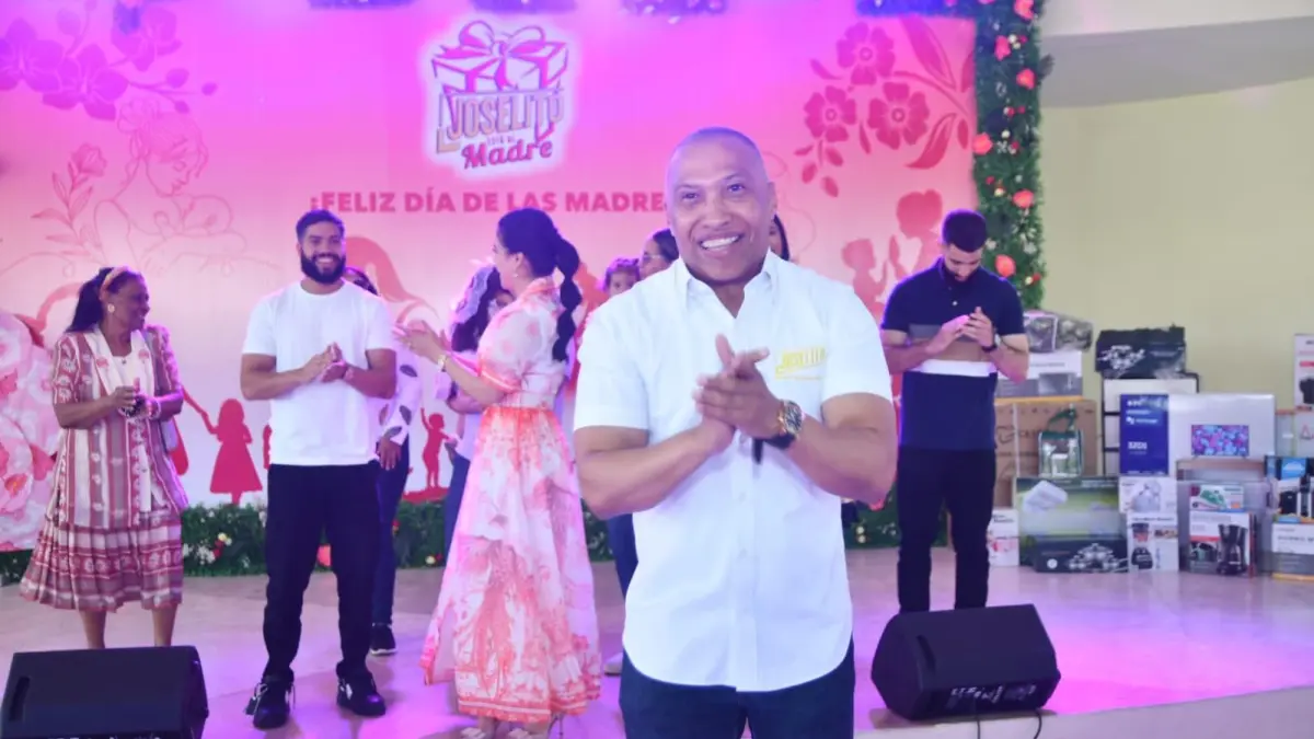 Joselito Echavarría celebra a las madres con regalos y música en Santo Domingo Este