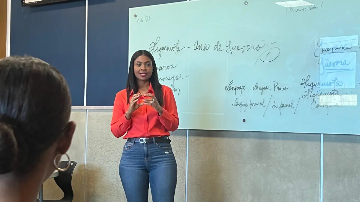 Periodista Rosalina Lora exhorta a estudiantes de comunicación de la O&M a aferrarse a los principios éticos