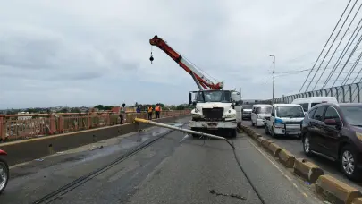 Colapsan cinco postes del tendido eléctrico en el puente de la 17 y bloquean tránsito