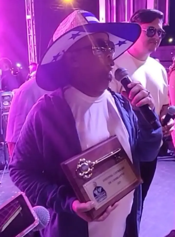 Héctor Acosta (El Torito) recibe la llave de la ciudad de Charlotte, NC.