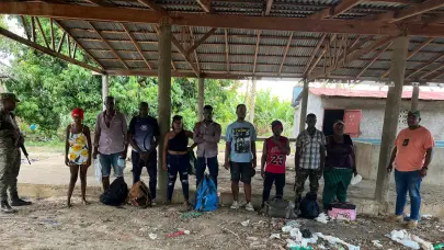 Encuentran grupo de indocumentados ocultos en un lavadero de guineos en Montecristi