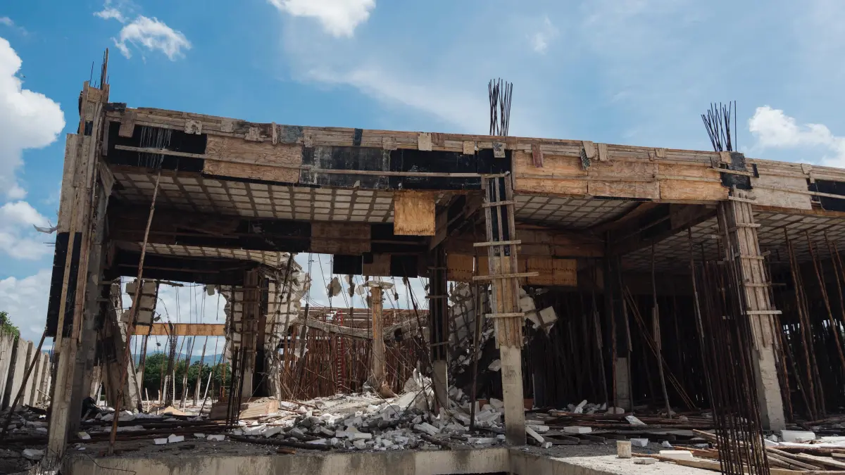 MIVED investiga colapso en construcción de plaza comercial en Santiago