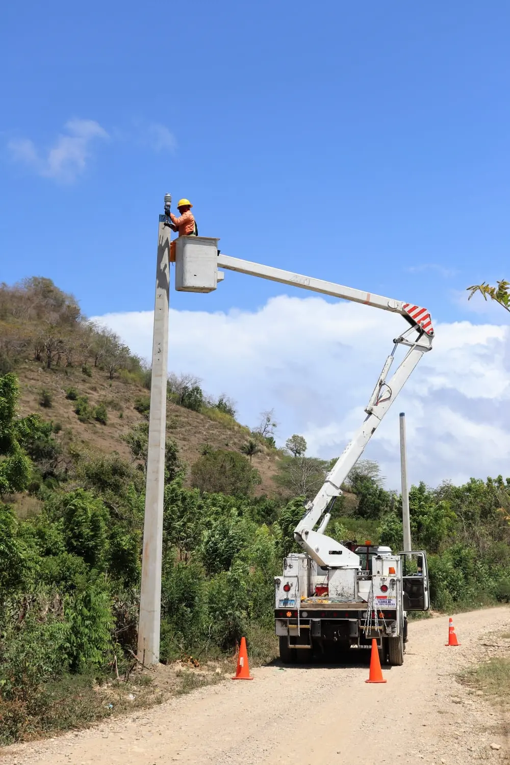 EDENORTE rehabilita red eléctrica en Belloso, Luperón, beneficiando a más de 400 familias y comercios