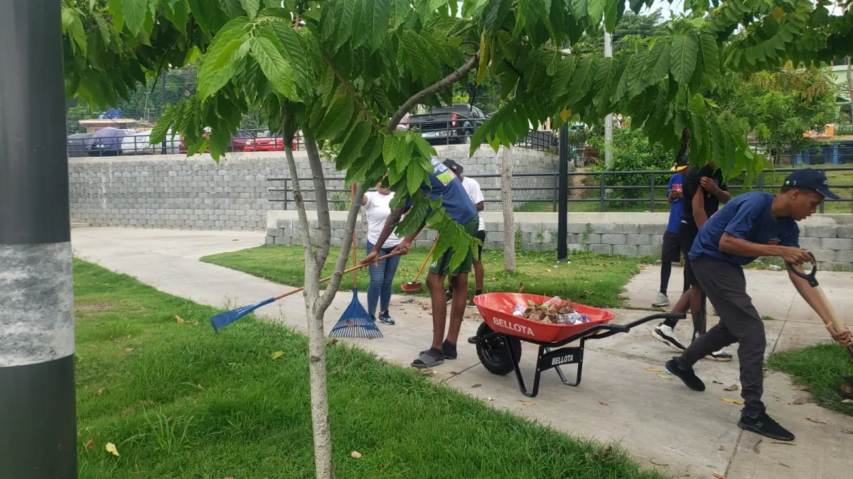 Junta de Vecinos “El Berro” realiza jornada de saneamiento en la ribera del río Ozama