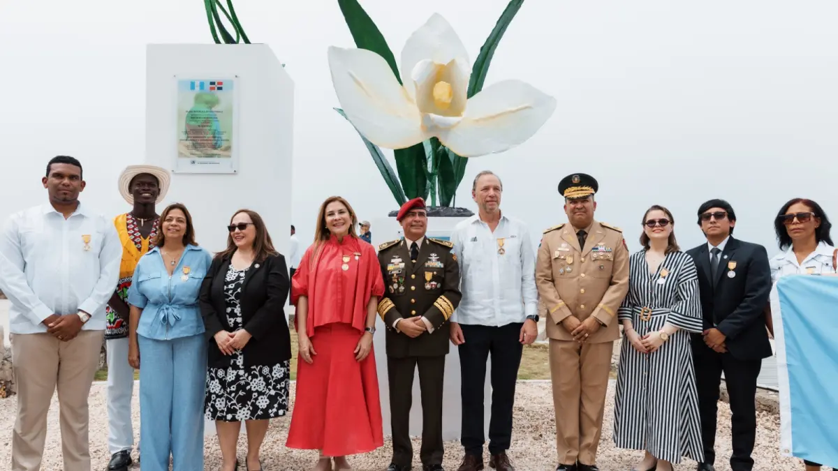 Carolina es condecorada por Guatemala con la medalla Monja Blanca en su primera clase