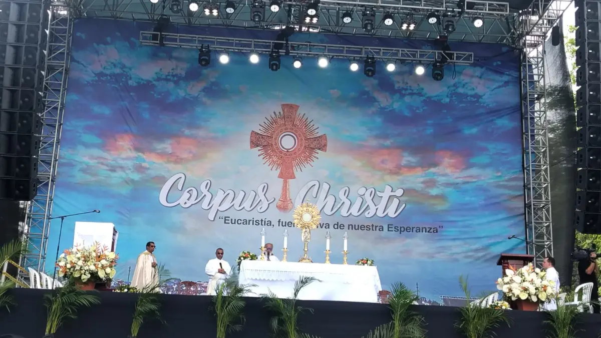 Corpus Christi reúne a fieles católicos en el malecón de SD durante procesión