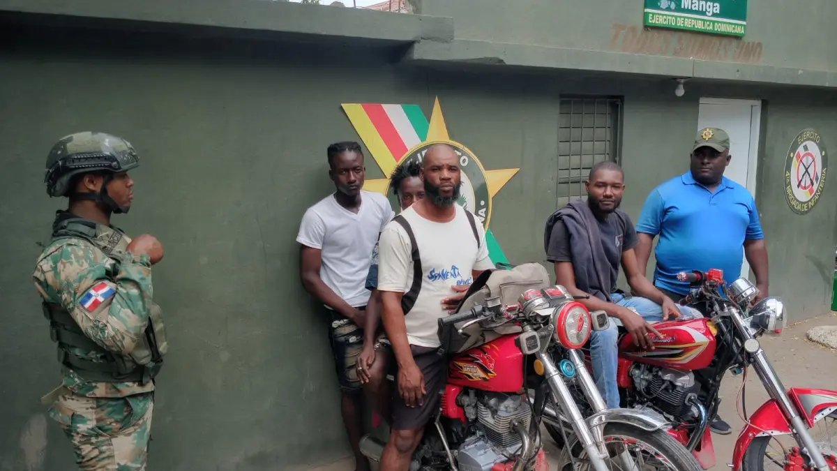 Detienen motocicletas conducidas por nacionales haitianos transportando indocumentados