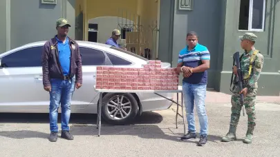 Ocultan contrabando de cigarrillos debajo de los asientos de un autom&oacute;vil en Montecristi