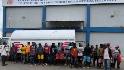 DGM detiene con fines deportaci&oacute;n a 1,198 haitianos indocumentados