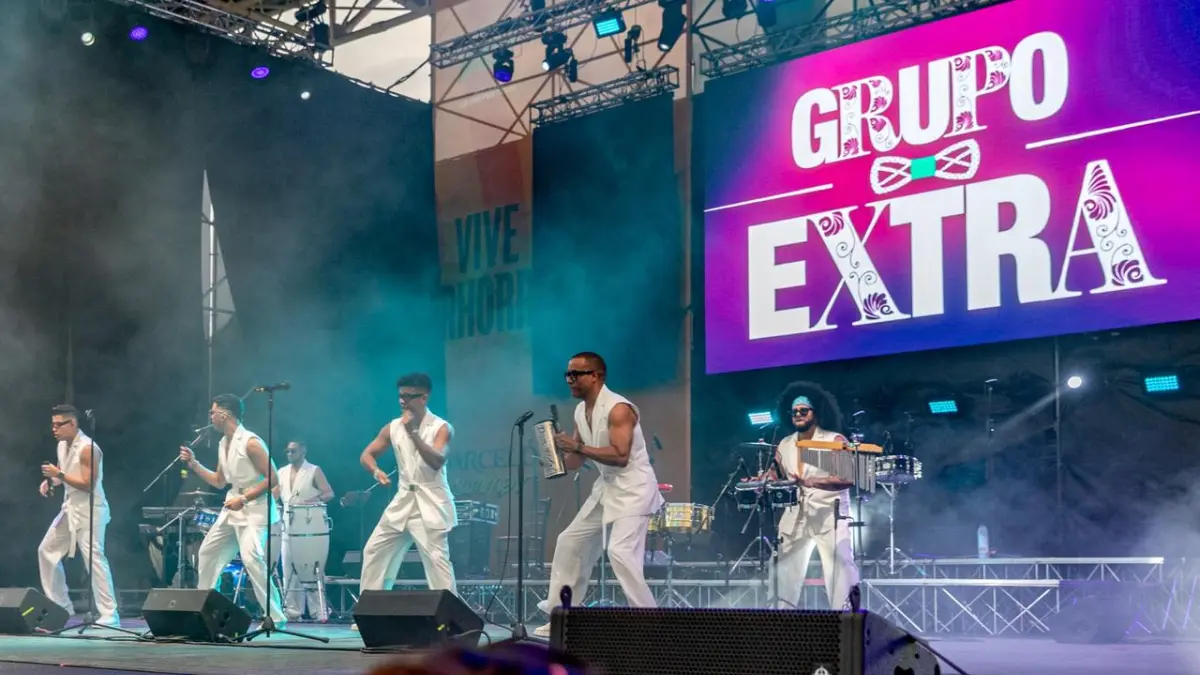 Grupo Extra regresa triunfalmente a Nápoles ante más de 20,000 personas