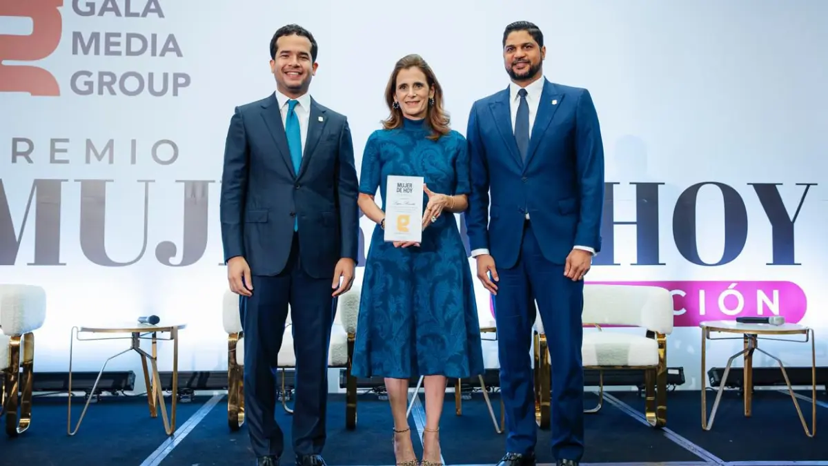 Ligia Bonetti recibe el galardón “Empresaria del Año” durante la tercera edición del Premio Mujer de Hoy