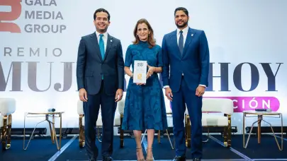 Ligia Bonetti recibe el galardón "Empresaria del Año" durante la tercera edición del Premio Mujer de Hoy