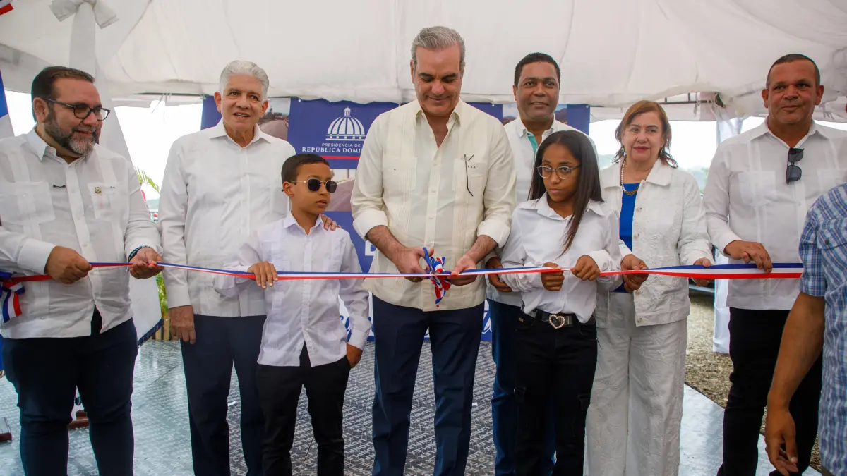 Presidente Abinader inaugura Liceo Experimental y Subcentro de la UASD que beneficiará 1,235 estudiantes y asfaltado de más de 8.6 kilómetros de calles en Constanza