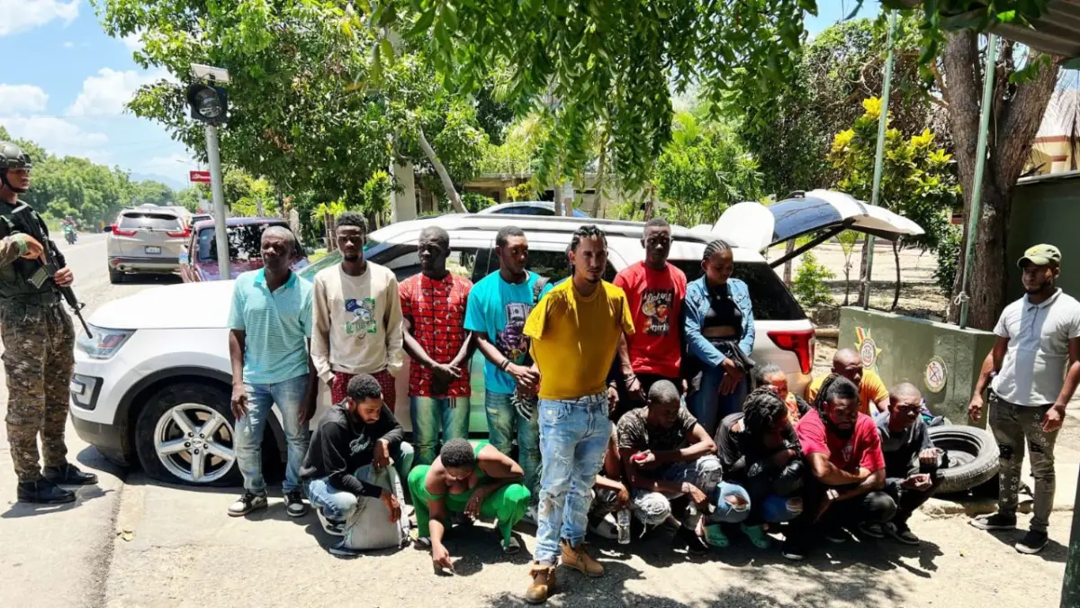 Conductor detenido con 18 inmigrantes indocumentados en Montecristi