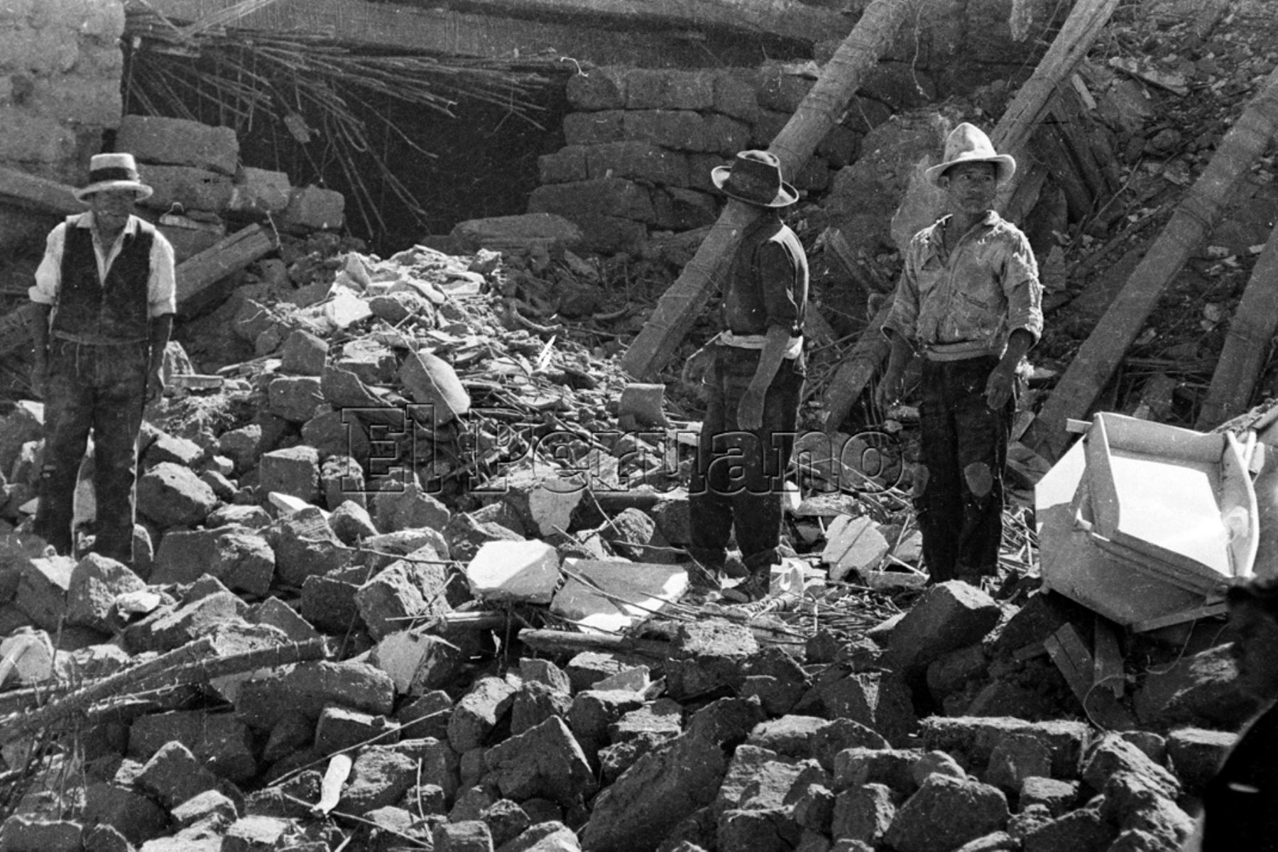 Hombres inspeccionan escombros tras terremoto devastador.