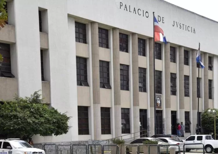 Oficiales detenidos por sobornos se presentan ante la justicia