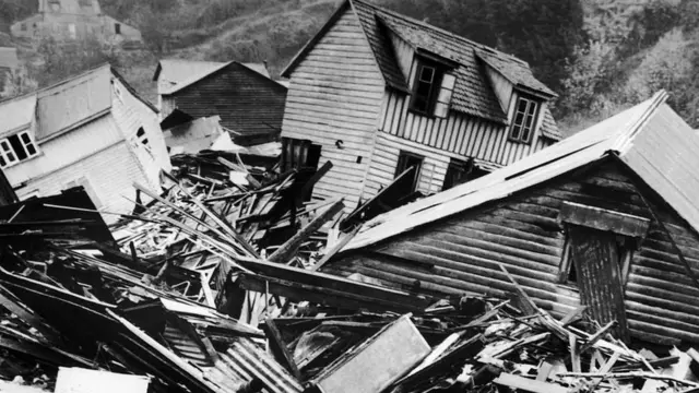 Casas destruidas por terremoto, escombros visibles
