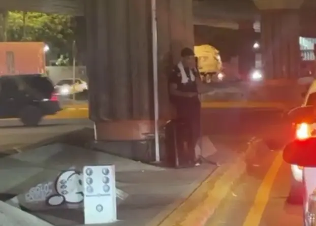 Una buena nueva entre tantas malas noticias: joven canta alabanzas debajo del elevado