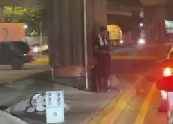 Una buena nueva entre tantas malas noticias: joven canta alabanzas debajo del elevado