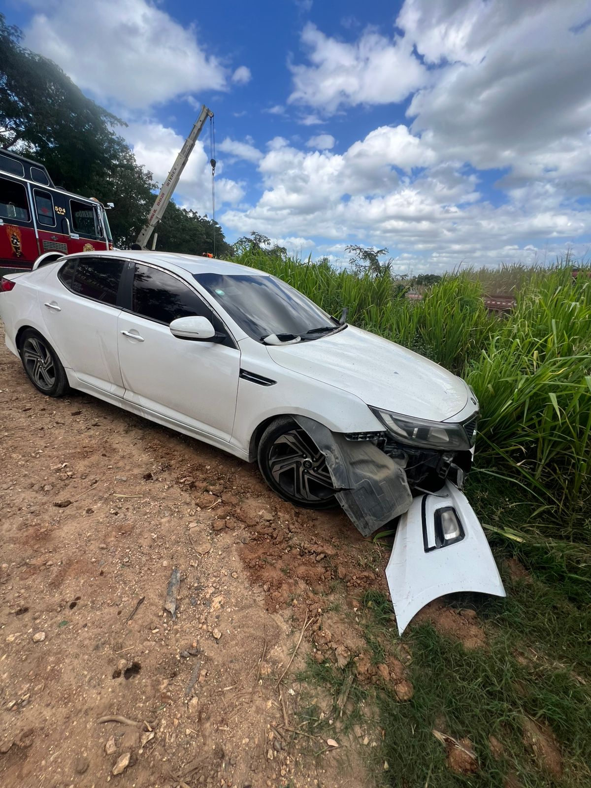 Coche blanco averiado en la carretera