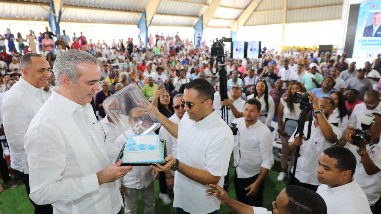 Ceremonia con líderes, pastel y público presente
