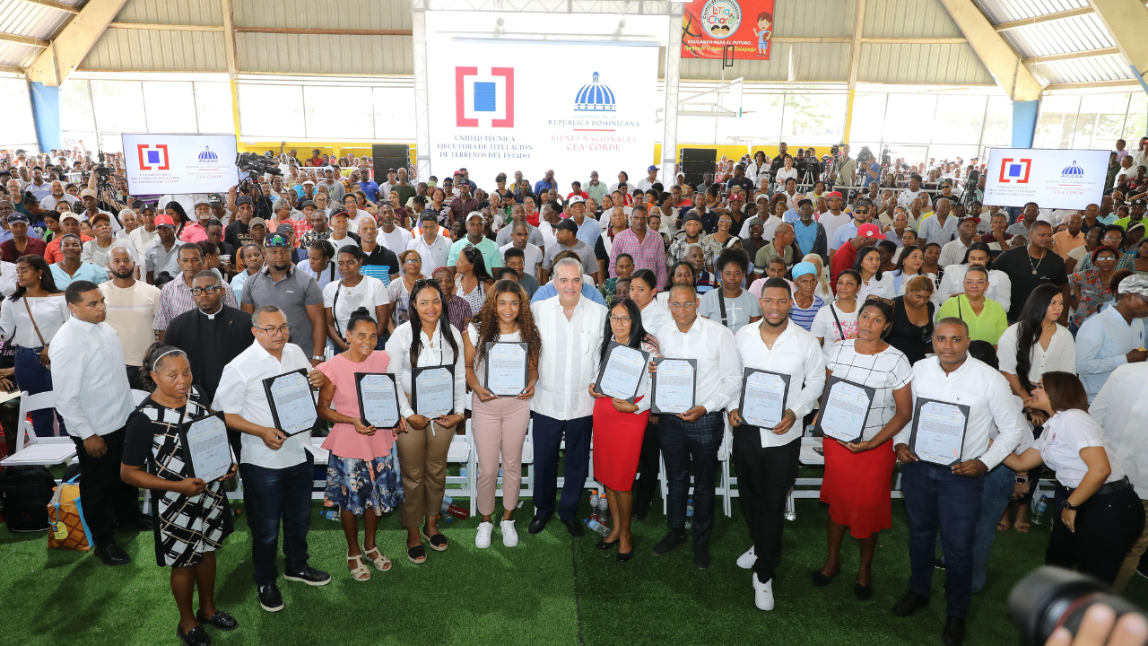 Grupo recibe certificados en evento masivo.