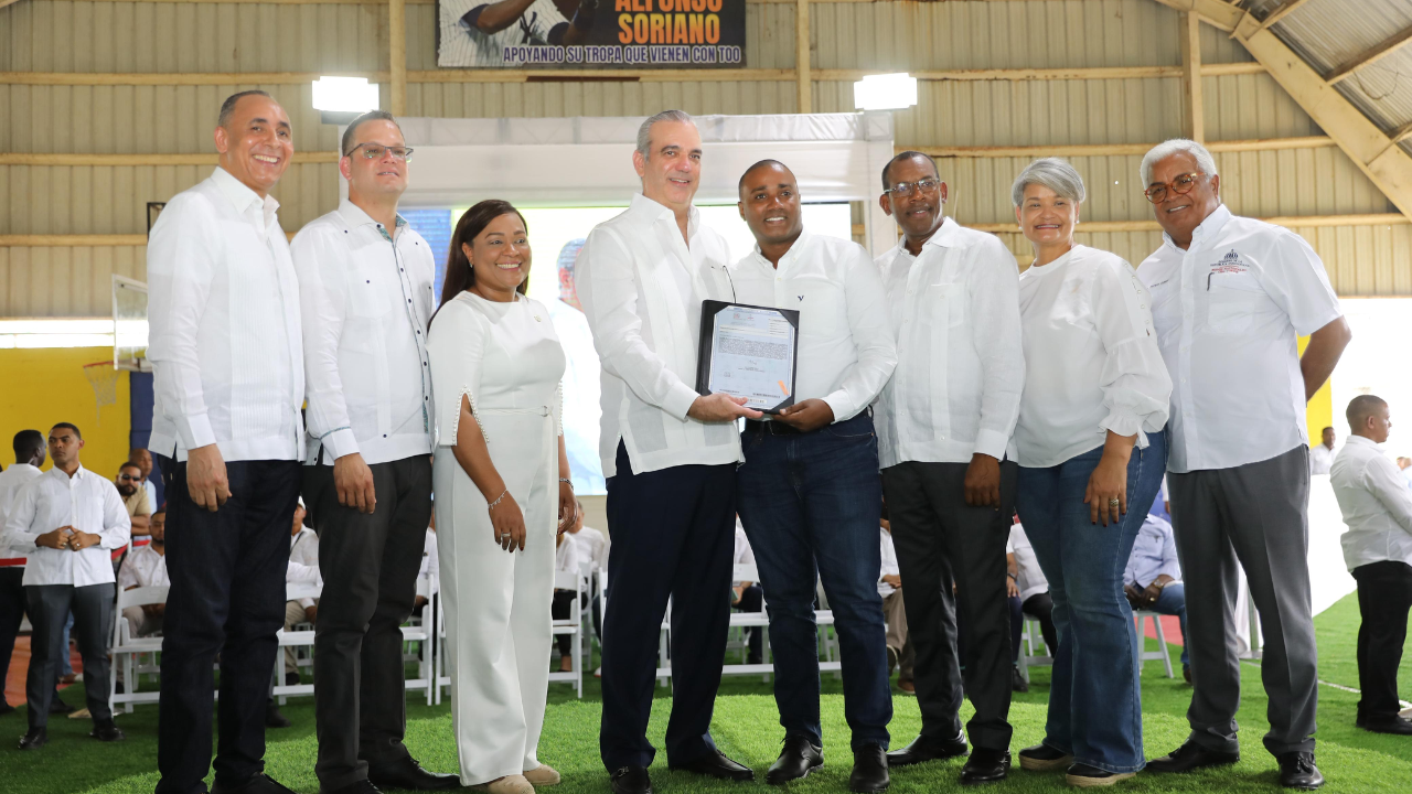 Grupo de personas en evento formal con certificado