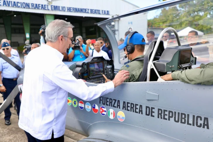 Abinader supervisa avance en el ensamblaje de aeronaves en el país