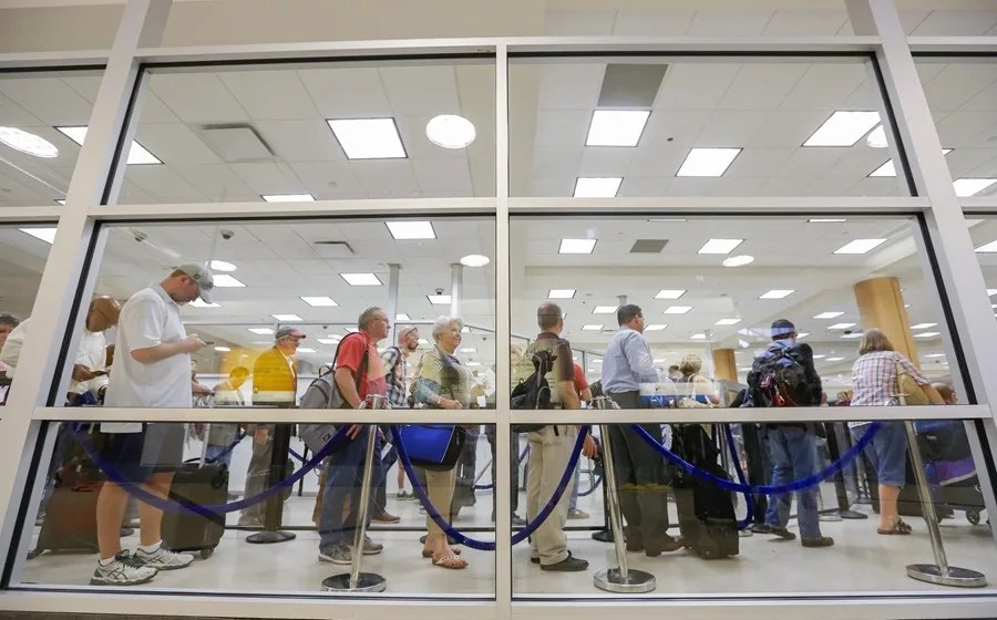 Descalzarse en los controles de seguridad de los aeropuertos de EE.UU. dejará de ser obligatorio