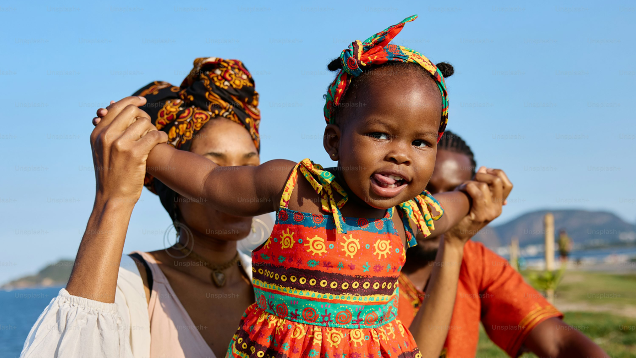 Niña sonriente con vestido colorido al aire libre